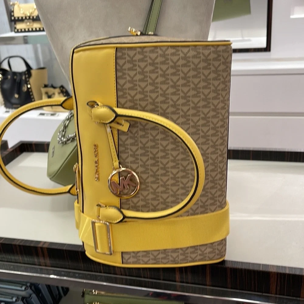 Michael Kors med Duffel Travel Leather/Coated
35S2GTFU2B
DAFFODIL
MD DUFFLE
NWT - Picture 3 of 16